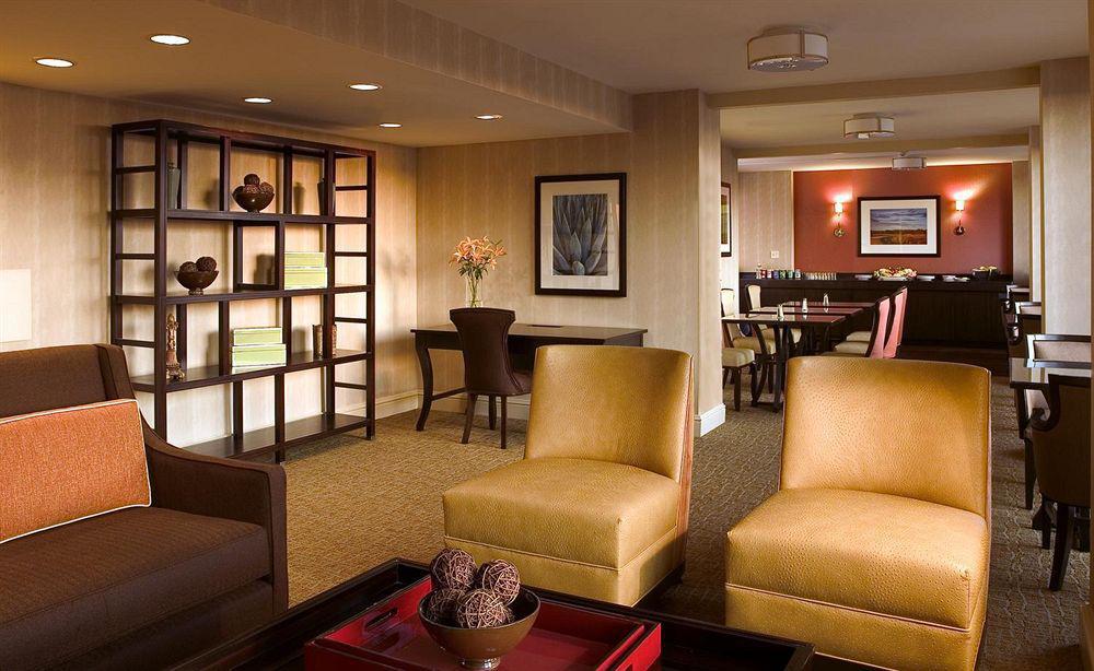 Sheraton Suites Market Center Даллас Ресторан фото